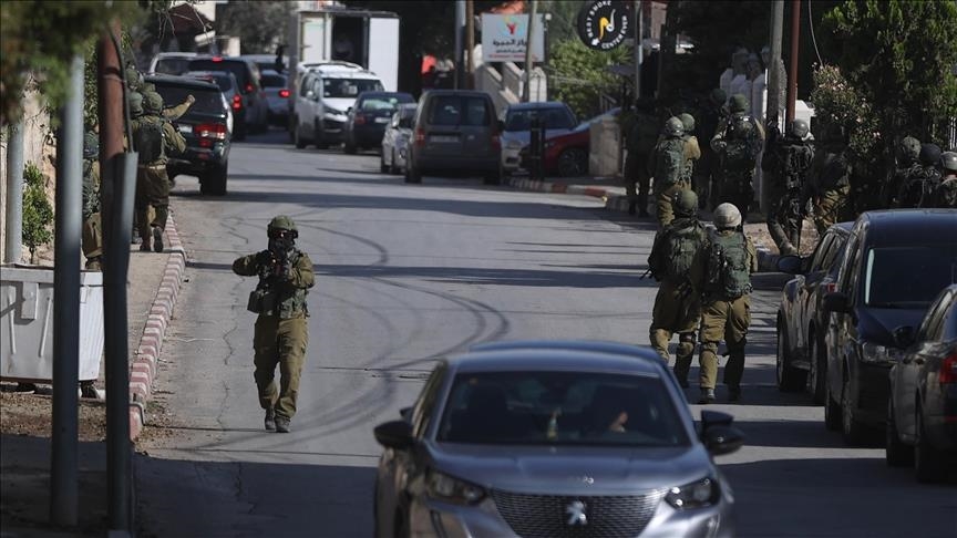 Soldado israelí apunta a la cámara fotográfica Soldado israelí apunta a la cámara fotográfica