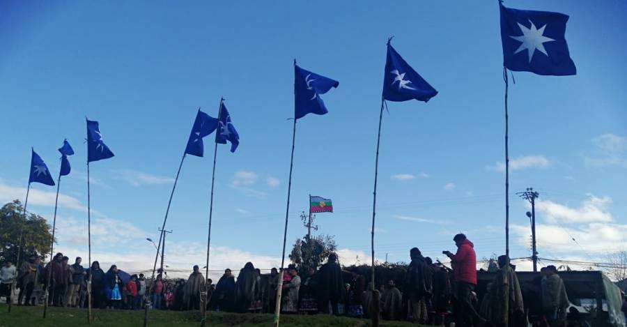 Ceremonia mapuche: Ocho wuñelfe afuera de la cárcel de Angol, representando a los huelguistas 