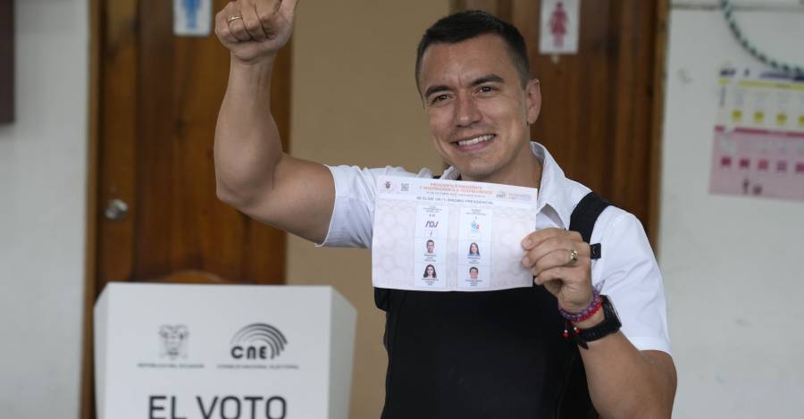 Noboa, nuevo Presidente de Ecuador, votando con chaleco antibalas, debido a los problemas de seguridad en el país.