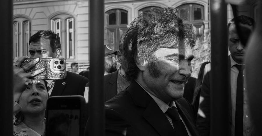Javier Milei se acerca a los 250 adherentes que asistieron al aniversario de su gobierno.