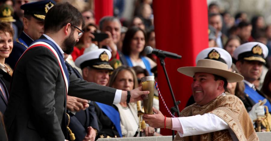 Club Gil Letelier entrega chicha a Boric durante la Parada Militar. Foto: Mindef.