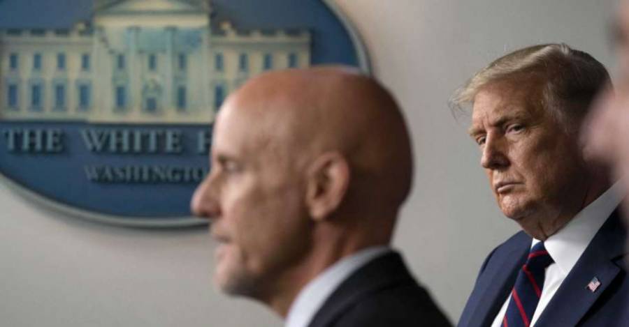 Stephen Hahn, comisionado de la FDA y Donald Trump. Foto: Alex Brandom. AP