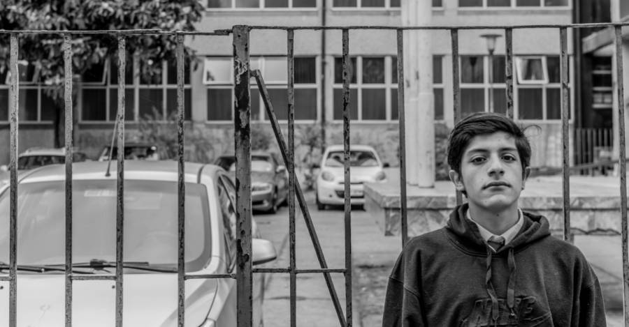 Sebastián Rojas a la salida del liceo emblemático al que pertenecía. Crédito: Melian Riffo