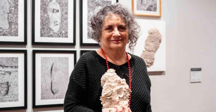 Soledad Fariña, con el Premio Plagio a la Creatividad Artística 2023. Foto: Fundación Plagio.