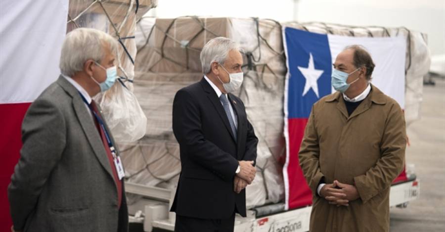 Jaime Mañalich, Sebastián Piñera y Juan Sutil recibiendo partida de ventiladores mecánicos chinos. Fuente: prensa.presidencia.cl