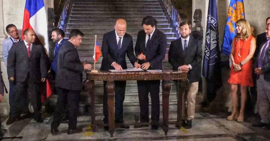 Momento en que se firmó el 'Acuerdo por Chile'