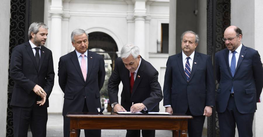 Presidente Piñera firma proyecto de ley de reforma de pensiones, acompañado por los ministros Gonzalo Blumel, Felipe Larraín, Nicolás Mönckeberg y Alfredo Moreno (Crédito Foto: Presidencia)