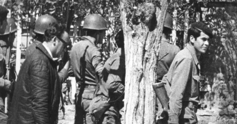 Agentes de la DINA en las puertas de la calle Santa Fe. 