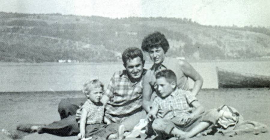 Alberto Bachelet y Ángela Jeria con sus hijos Michelle y Beto, en Cahuil, en 1955.