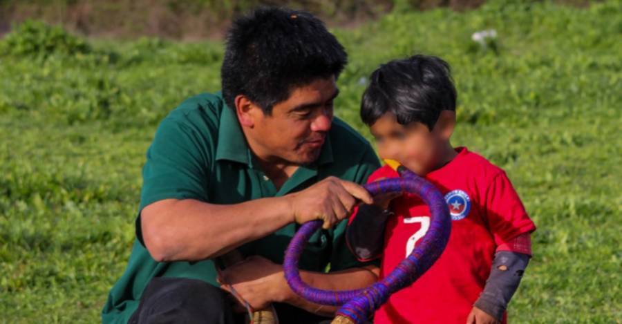 Alejandro Treuquil junto a uno de sus tres hijos 