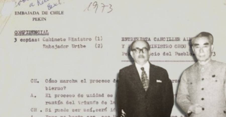 Clodomiro Almeyda y Zhou Enlai en el Palacio del Pueblo. De fondo, el documento que registra su conversación.