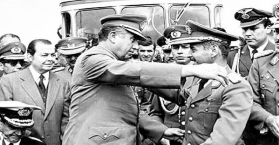 Augusto Pinochet abraza a Hugo Banzer.