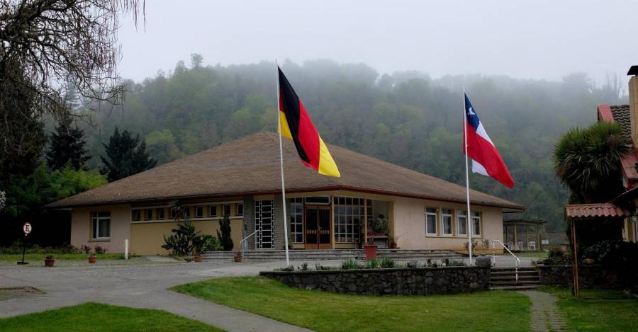Banderas de Chile y Alemania frente al "Freihaus“, ex casa de fundador de Colonia Dignidad. Foto: Ute Löhning. Banderas de Chile y Alemania frente al „Freihaus“, ex casa de fundador de Colonia Dignidad.