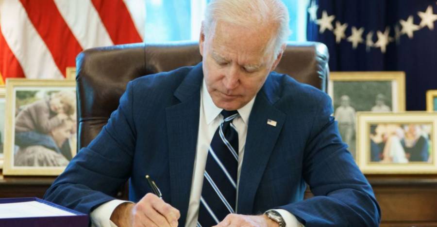 Biden firmando el histórico paquete de estímulo fiscal