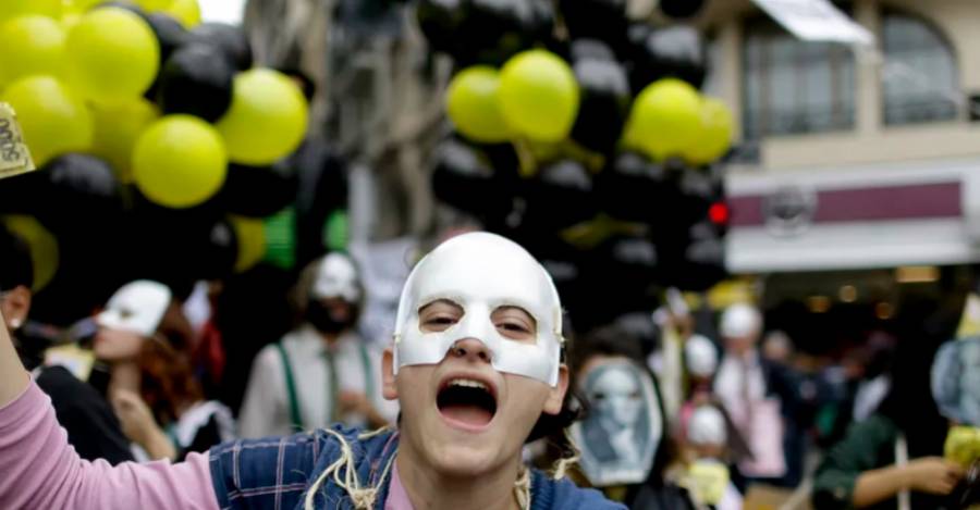 Los argentinos protestan las condiciones de austeridad que forman parte del rescate del FMI. AP Photo/Natacha Pisarenko