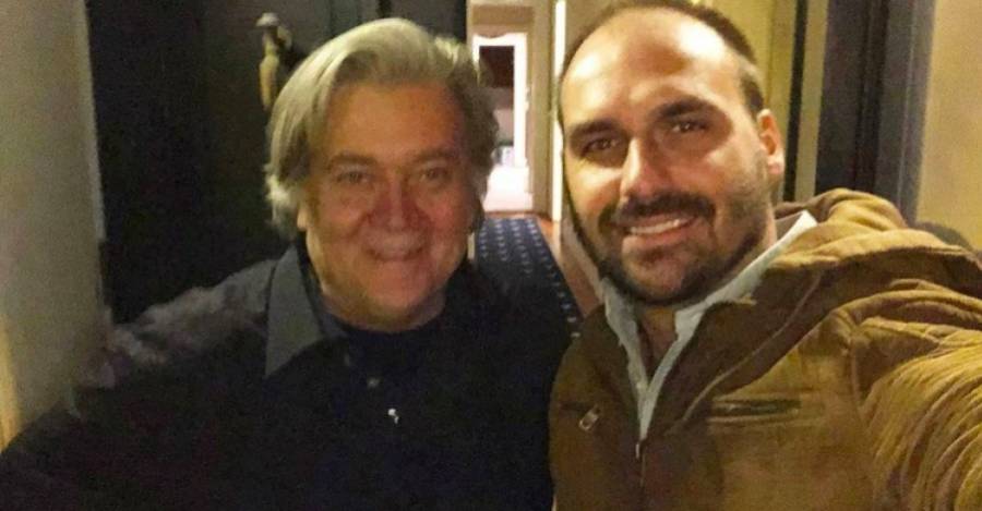 Steve Bannon y Eduardo Bolsonaro en un evento en Florida, EEUU. 