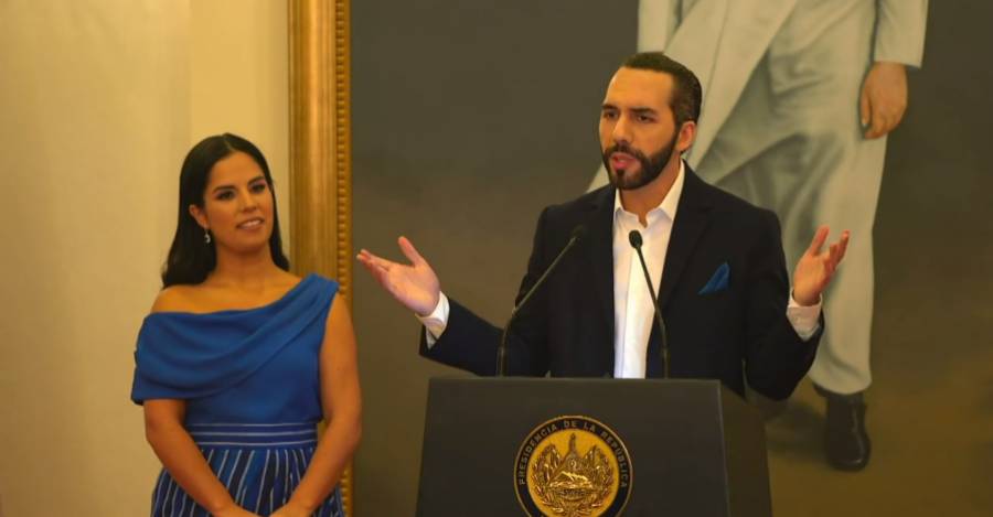 Bukele junto a su esposa anunciando que postulará a la reelección.