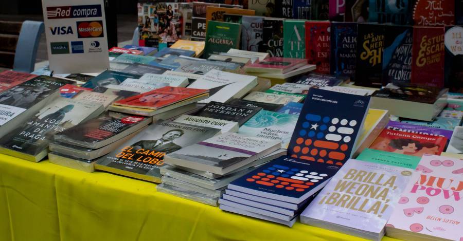 Borrador de la nueva Constitución en puesto de libros en Ahumada con Huérfanos. Foto: F. Arancibia