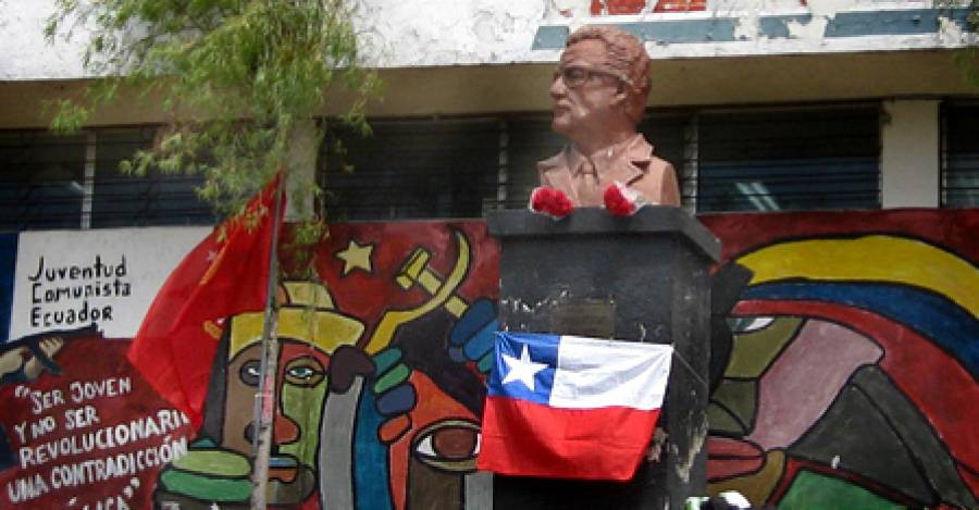 Busto de Allende en la U. Central de Ecuador.
