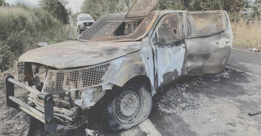 Camioneta quemada tras el homicidio de tres carabineros.