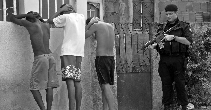 Controles policiales en las favelas.