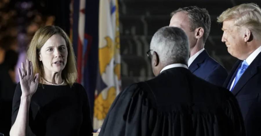 La jueza asociada de la Corte Suprema de Estados Unidos, Amy Coney Barrett, durante su ceremonia de juramento en el jardín sur de la Casa Blanca en octubre de 2020, con la asistencia de Donald Trump.