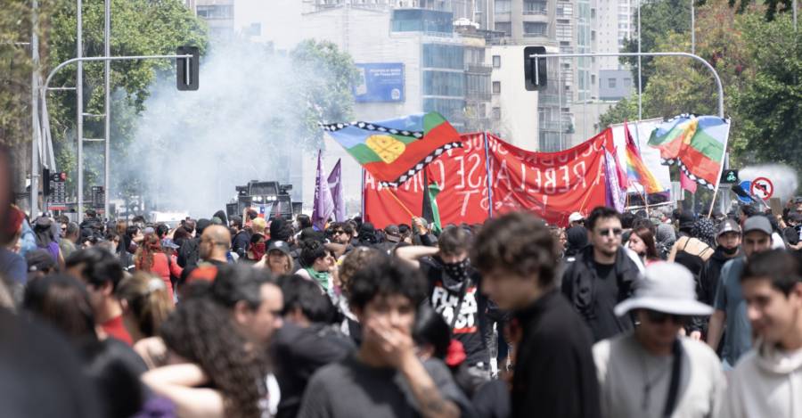 Los manifestantes tuvieron un enfrentamiento con carabineros y se dispersaron rápidamente con cañones de agua y gas lacrimógeno. (Foto: Ike Wood / Interferencia.cl)