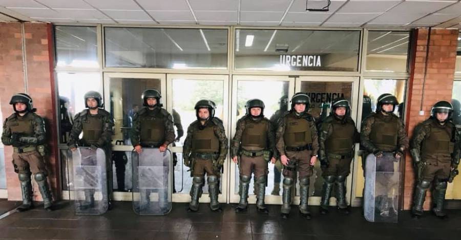 Carabineros custodiando la entrada del hospital donde se encuentra Queipul