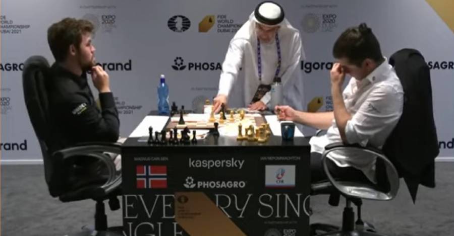 Magnus Carlsen y Ian Nepomniachtchi al finalizar la partida de ayer.