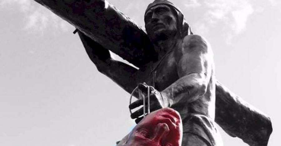 La cabeza de la estatua de Dagoberto Godoy el monumento de Caupolicán