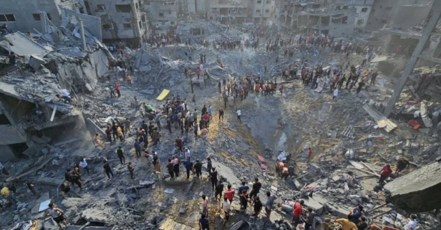 Cráter y destrucción generada por ataque de Israel a campo de refugiados
