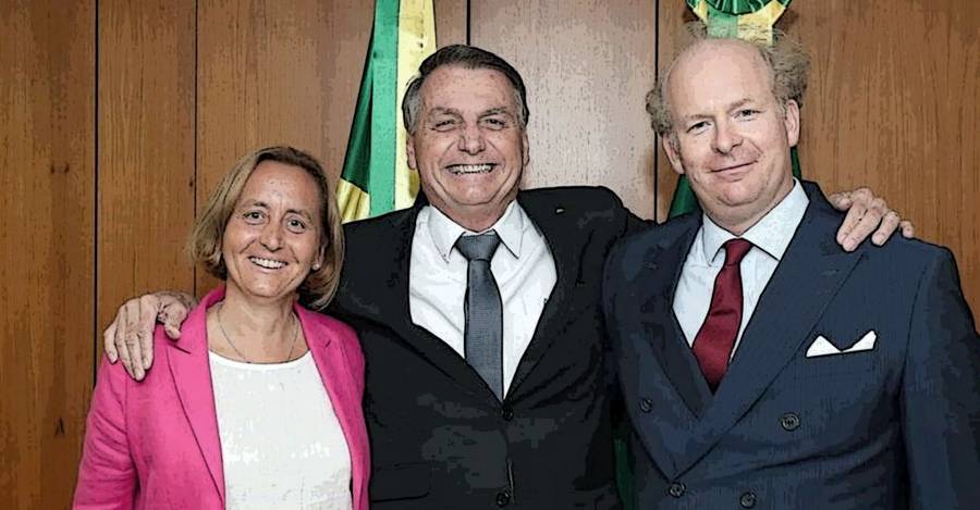 Beatrix von Oldenburg y su marido chileno Sven von Storch junto al Presidente de Brasil, Jair Bolsonaro, en julio de este año.