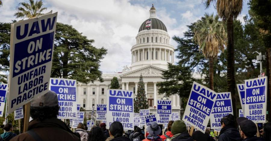 Cientos de personas se manifiestan en Sacarmento en favor del personal académico de la Universidad de California, a inicios de diciembre. BRONTË WITTPENN (AP)