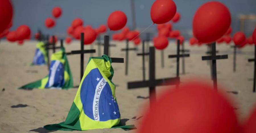 Instalación en la playa de Copacabana en memoria a las víctimas del Covid-19. (AP)