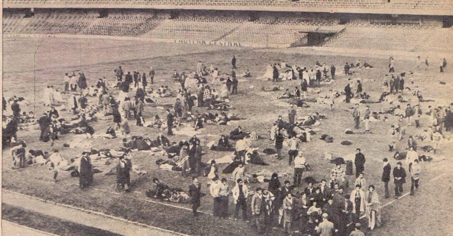 Detenidos por la dictadura en el estadio de Concepción.