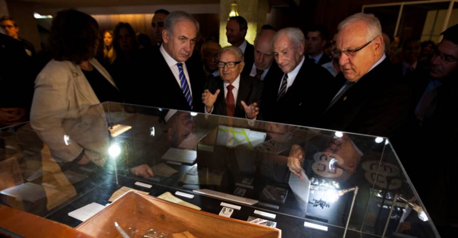 Rafi Eitan (al medio) junto a Netanyahu. Foto: Sebastian Scheiner / AP