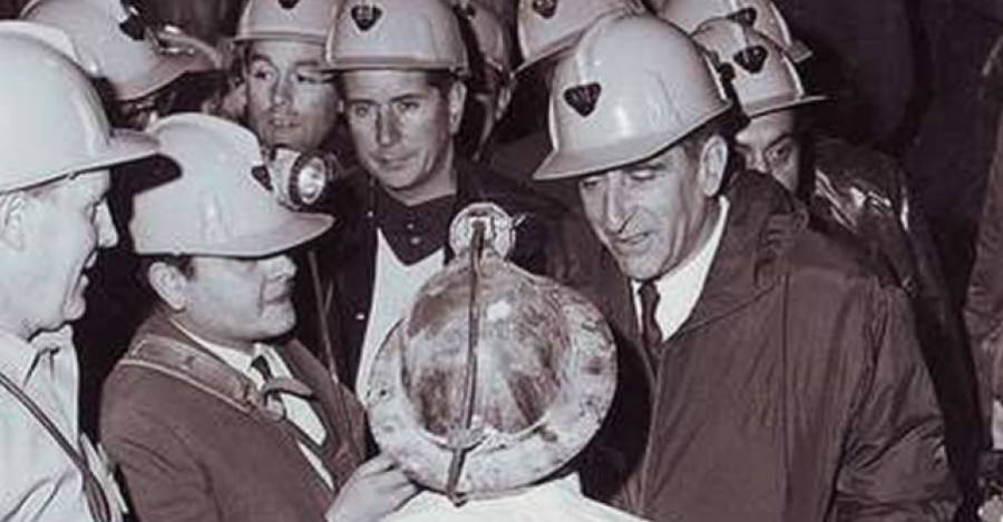 El presidente Frei con trabajadores del cobre. Foto de Radio Cooperativa.
