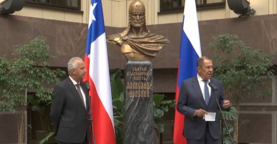 Embajador chileno y canciller ruso en acto por los 50 años del golpe. Foto: Prensa Latina TV.