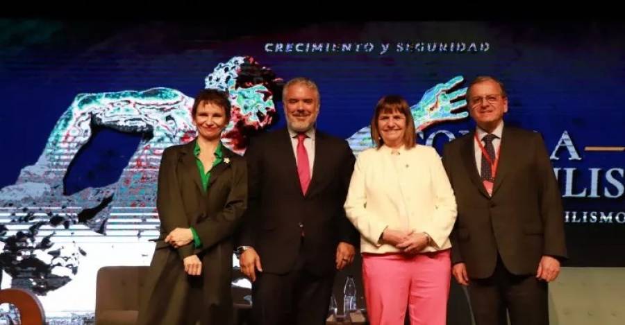 Carolia Tohá, Iván Duque, Patricia Bullrich y el moderador José Guzmán