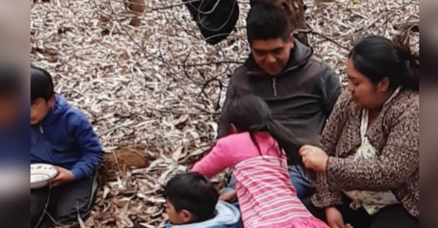 Andrea Neculpan y el werken (vocero) mapuche Alejandro Treuquil junto a sus hijos