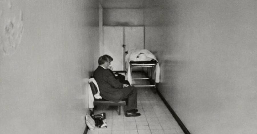 Imagen del cuerpo de Pablo Neruda, horas después de su muerte. Foto: Evandro Teixeira.