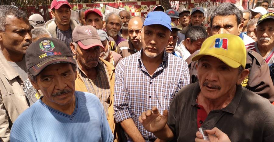 Los dos voceros del movimiento de ex trabajadores de Exxon Mobil portando sombreros con las insignias patrias de Venezuela y con la "M" usada por Nicolás Maduro en su última campaña presidencial. Foto: Andrés Almeida
