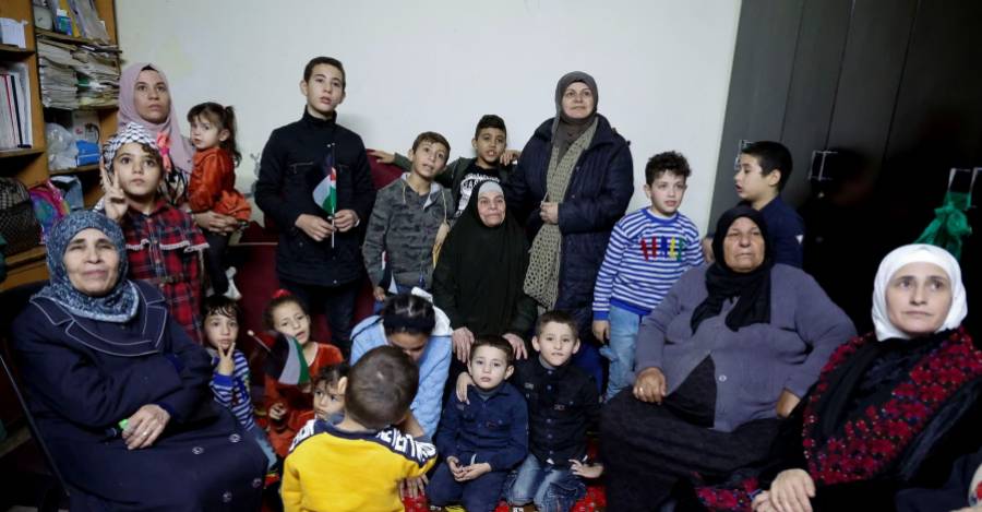 Familia palestina espera en casa a pariente liberado.