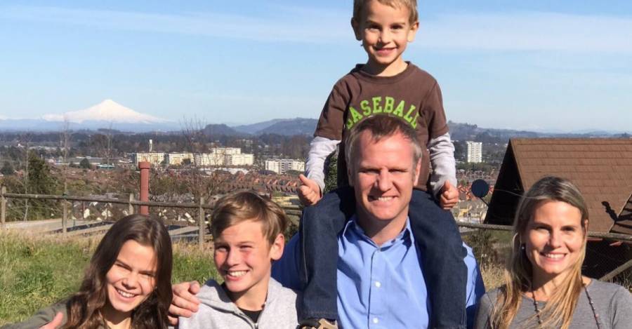 Felipe Kast y parte de su familia