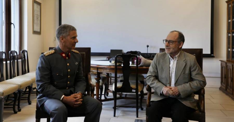El coronel Felipe Véliz Forestier junto con el subsecretario para las Fuerzas Armadas, Galo Eidelstein Silber.