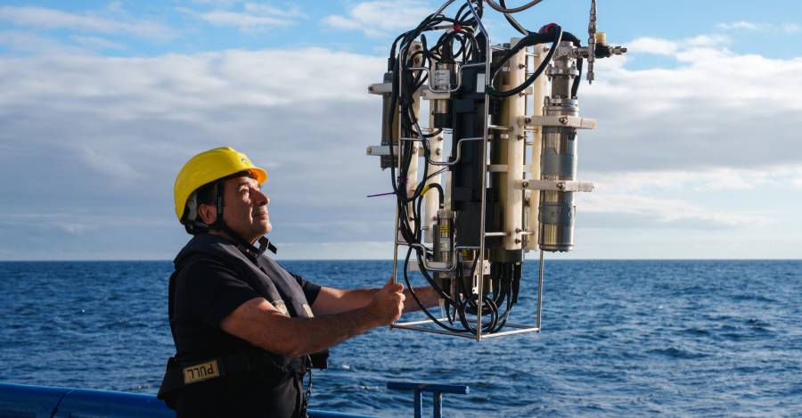 El investigador Osvaldo Ulloa. Fotografía: Alex Ingle / Schmidt Ocean Institute