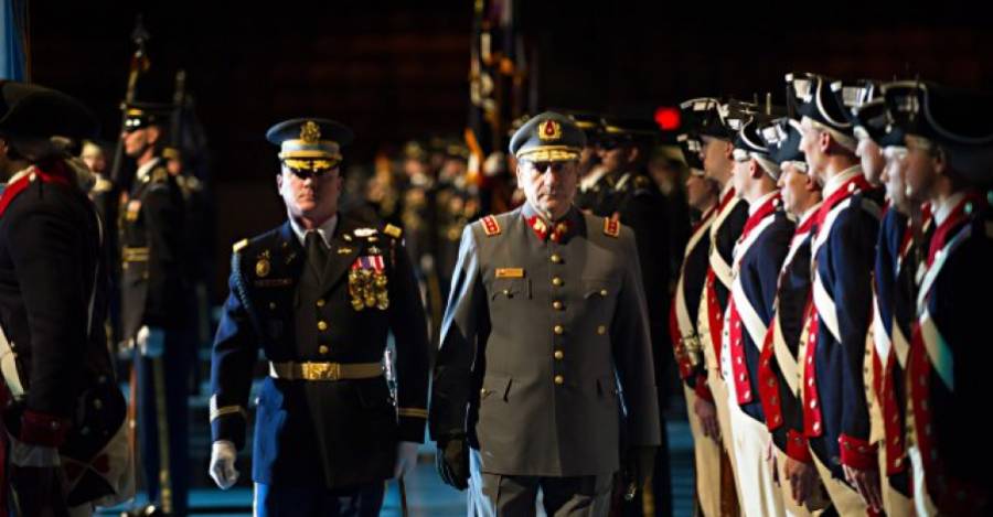 Juan Miguel Fuente-Alba en un visita a Arlington para reunirse con el Jefe de Estado Mayor del Ejército de los EE. UU., Lays Wreath. 