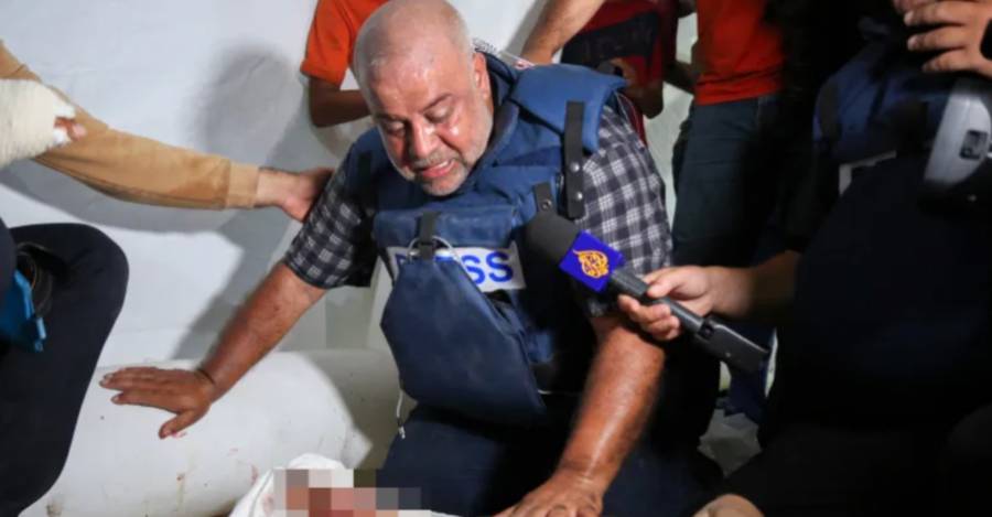 Wael Dahdouh llora el cuerpo de uno de sus hijos asesinado junto con su esposa en un ataque israelí al campo de refugiados de Nuseirat [Majdi Fathi/AFP]