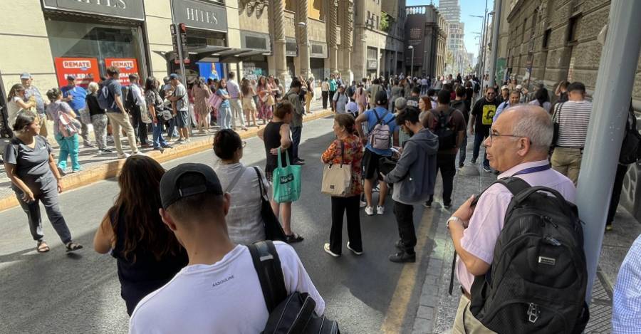 Usuarios esperan locomoción en Santiago tras el cierre del Metro por el corte de luz.