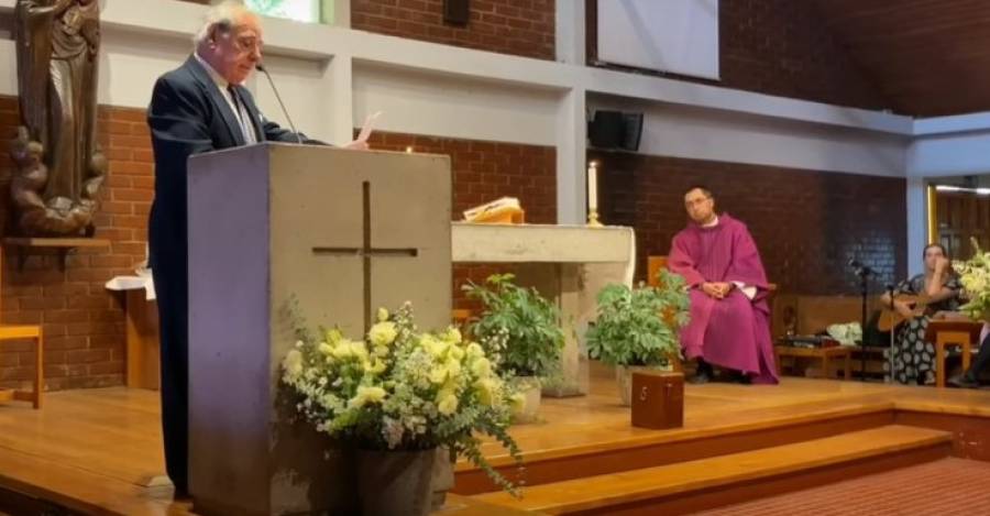Gonzalo Lira Valdés en el funeral de su hijo en marzo